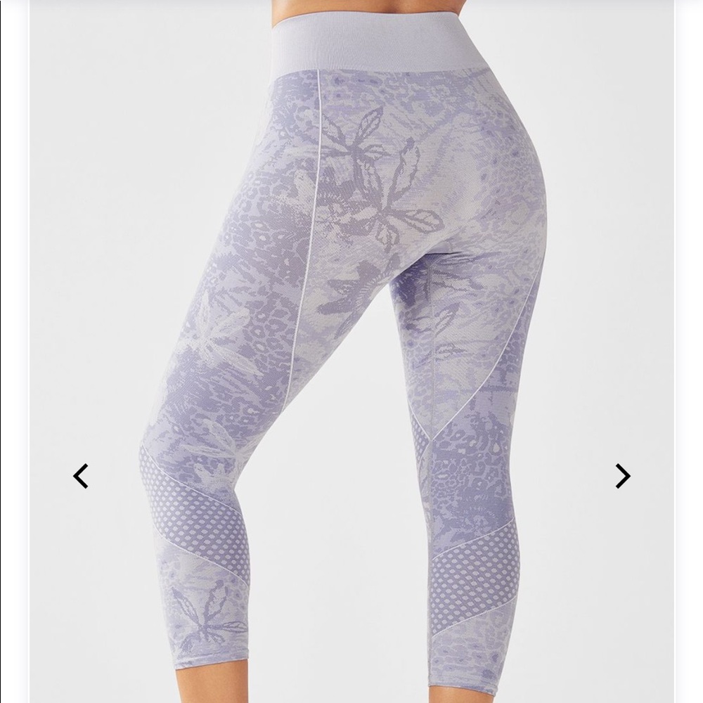 Fabletics Seamless Mid Rise Jacquard Capri